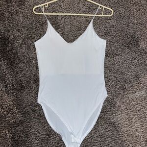 gaze White Sleeveless V-Neck Bodysuit